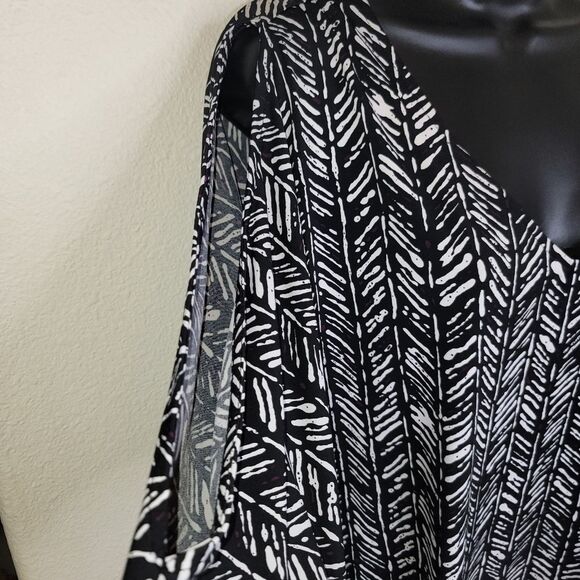 Lane Bryant cold shoulder asymmetric hem Tunic too size 22/24 - Picture 3 of 5